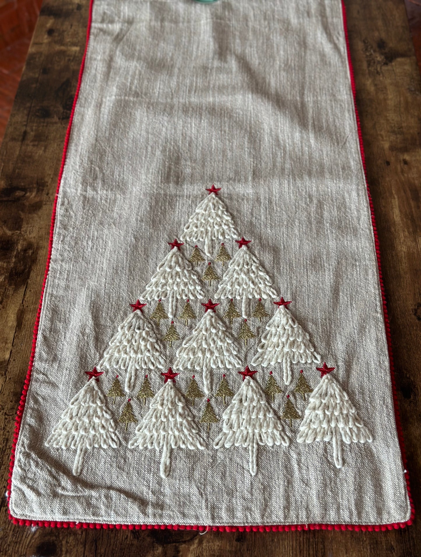 NA-CA-024 Camino de Mesa Arboles Navidad Beige, Bordo Rojo