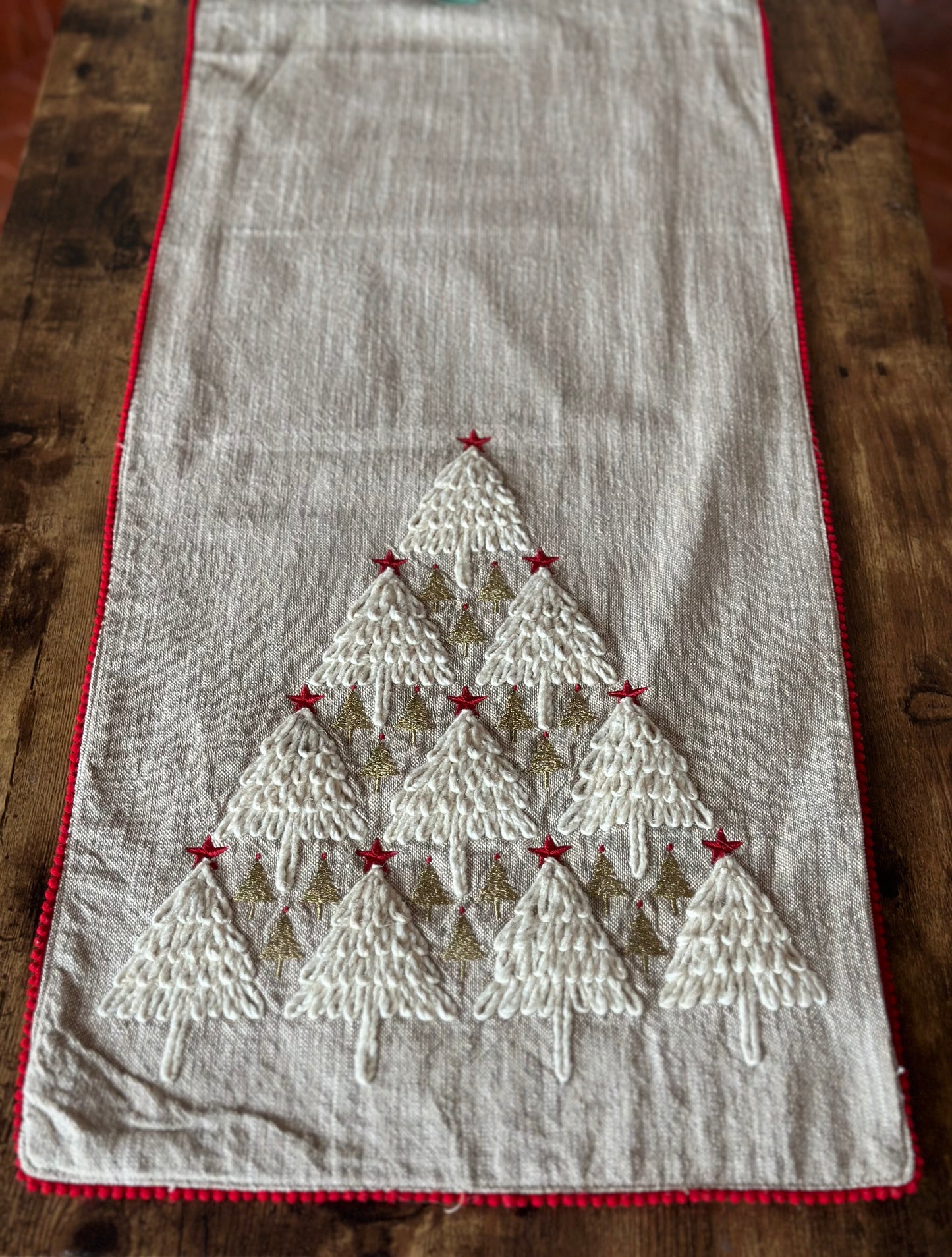 NA-CA-024 Camino de Mesa Arboles Navidad Beige, Bordo Rojo