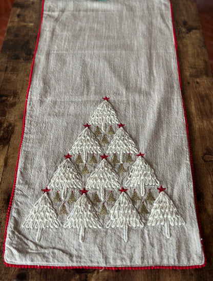 NA-CA-024 Camino de Mesa Arboles Navidad Beige, Bordo Rojo