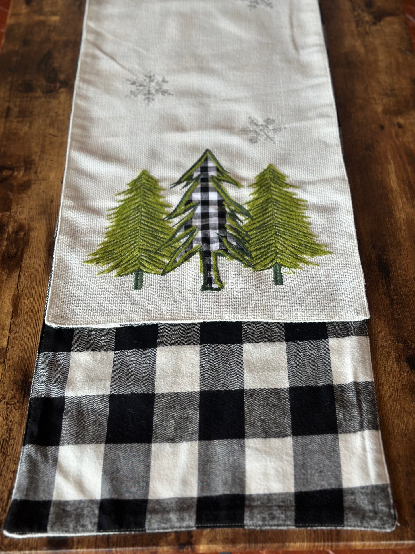 NA-CA-025 Camino de Mesa Doble Faz Árbol Navidad y Cuadros Búfalo