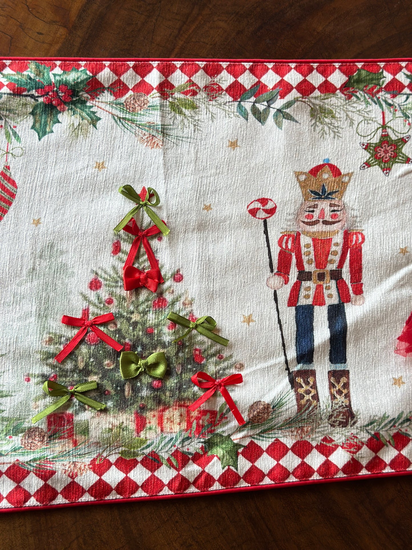 NA-CA-027 Camino de Mesa Cascanueces Rojo Navidad