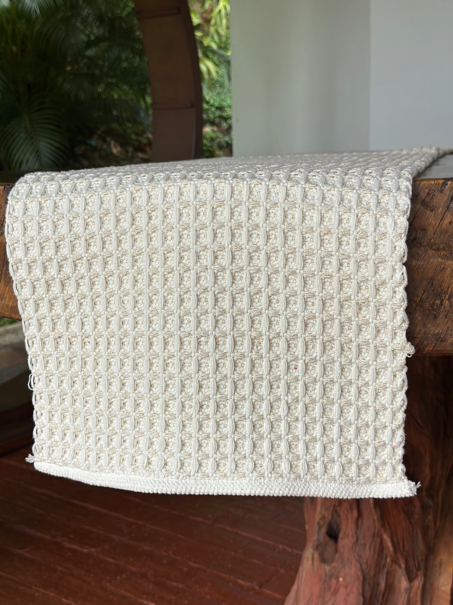 NA-CA-034 Camino de Mesa Beige y Dorado