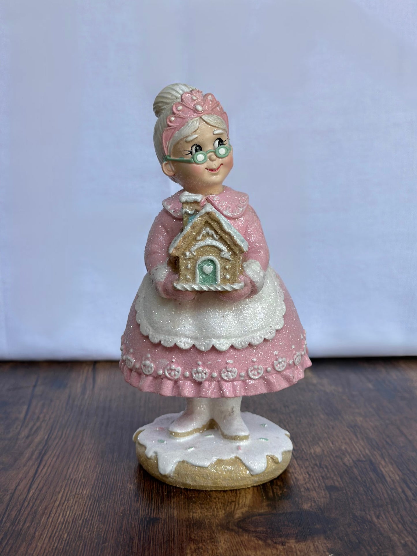 NA-DE-168 Abuela Sosteniendo Casa Jengibre Navidad