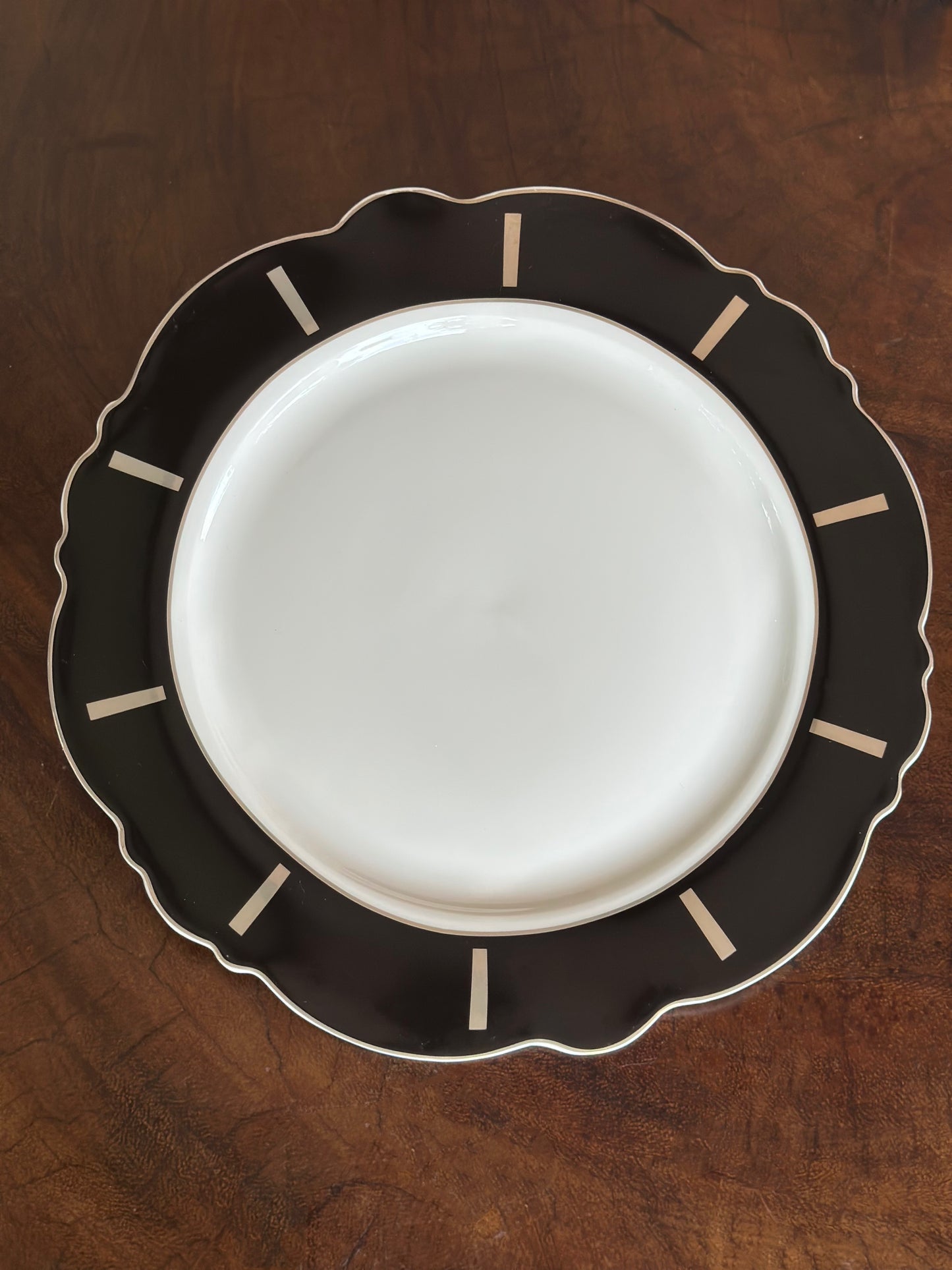 NA-PL-083 Plato Blanco Borde Negro y Dorado x 8