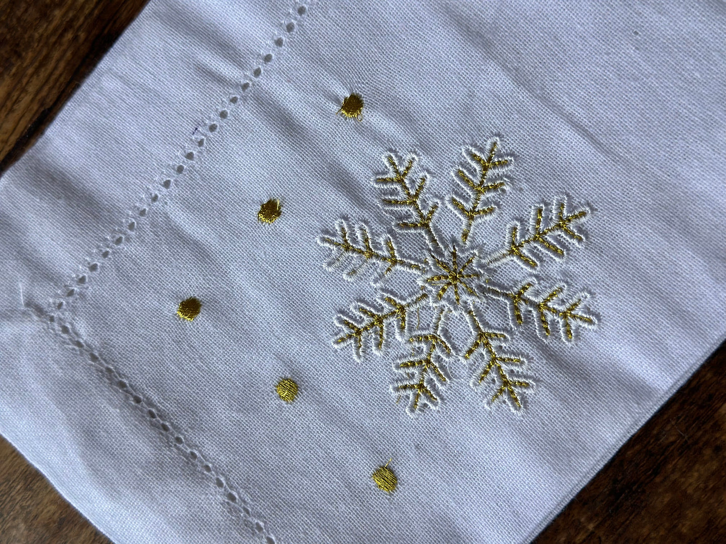 NA-SE-016 Servilletas Blancas con Copo de Nieve y puntos Dorados Navidad X 6