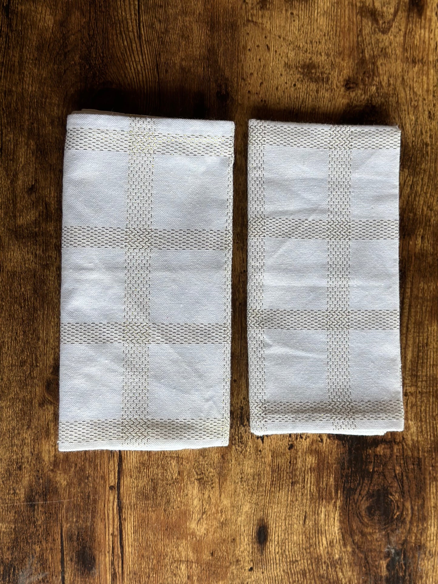 NA-SE-025 Servilletas Blancas con Cuadros Dorados Navidad x 4