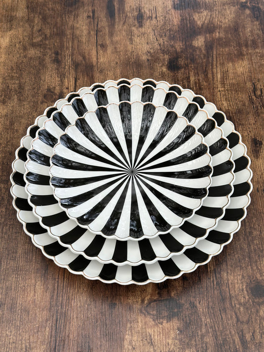 NA-VA-010 Vajilla Rayas Negras Borde Dorado, Set x 3. 8 Puestos