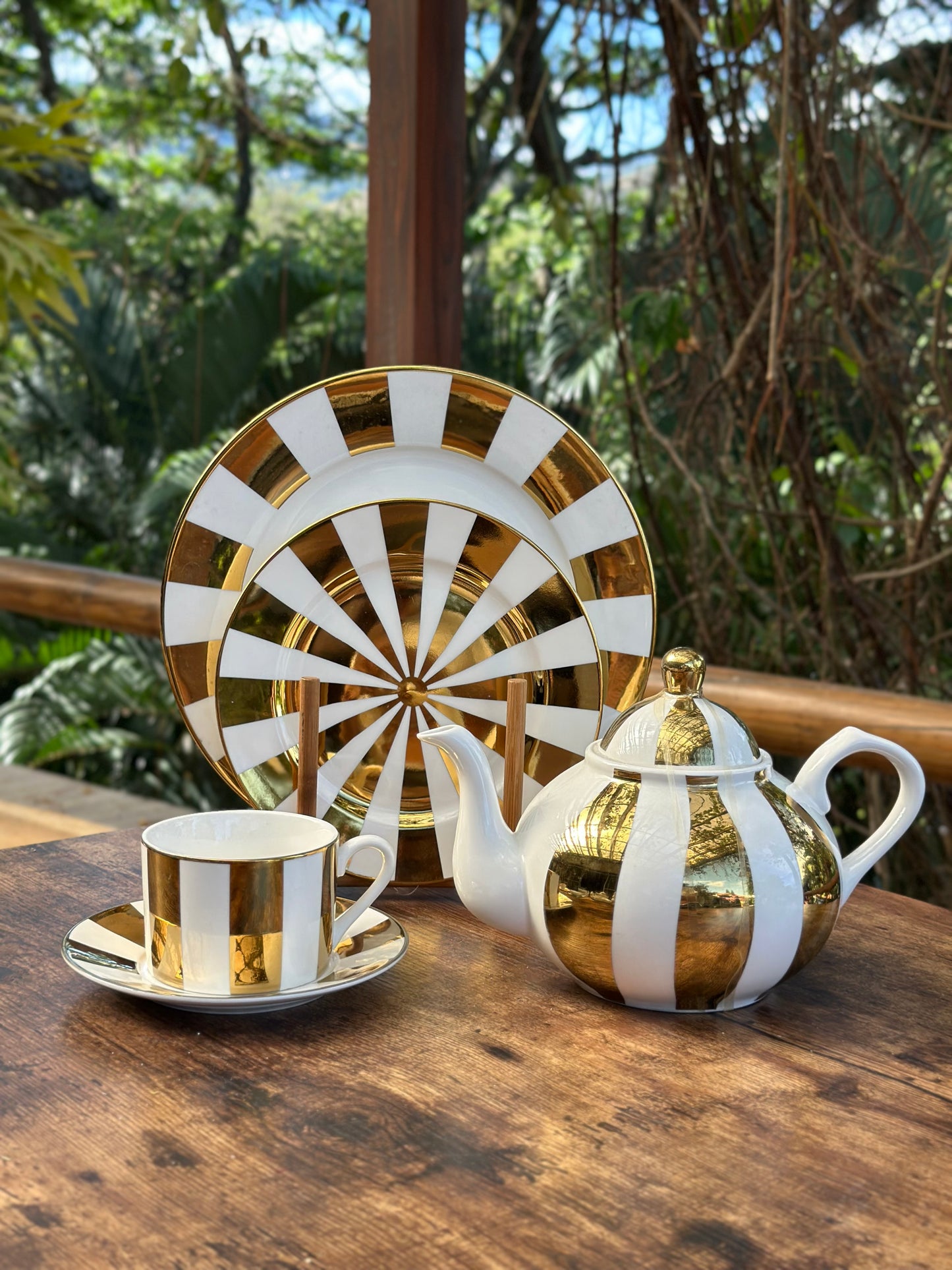 NA-VA-014 Vajilla Rayas Doradas. 8 Puestos