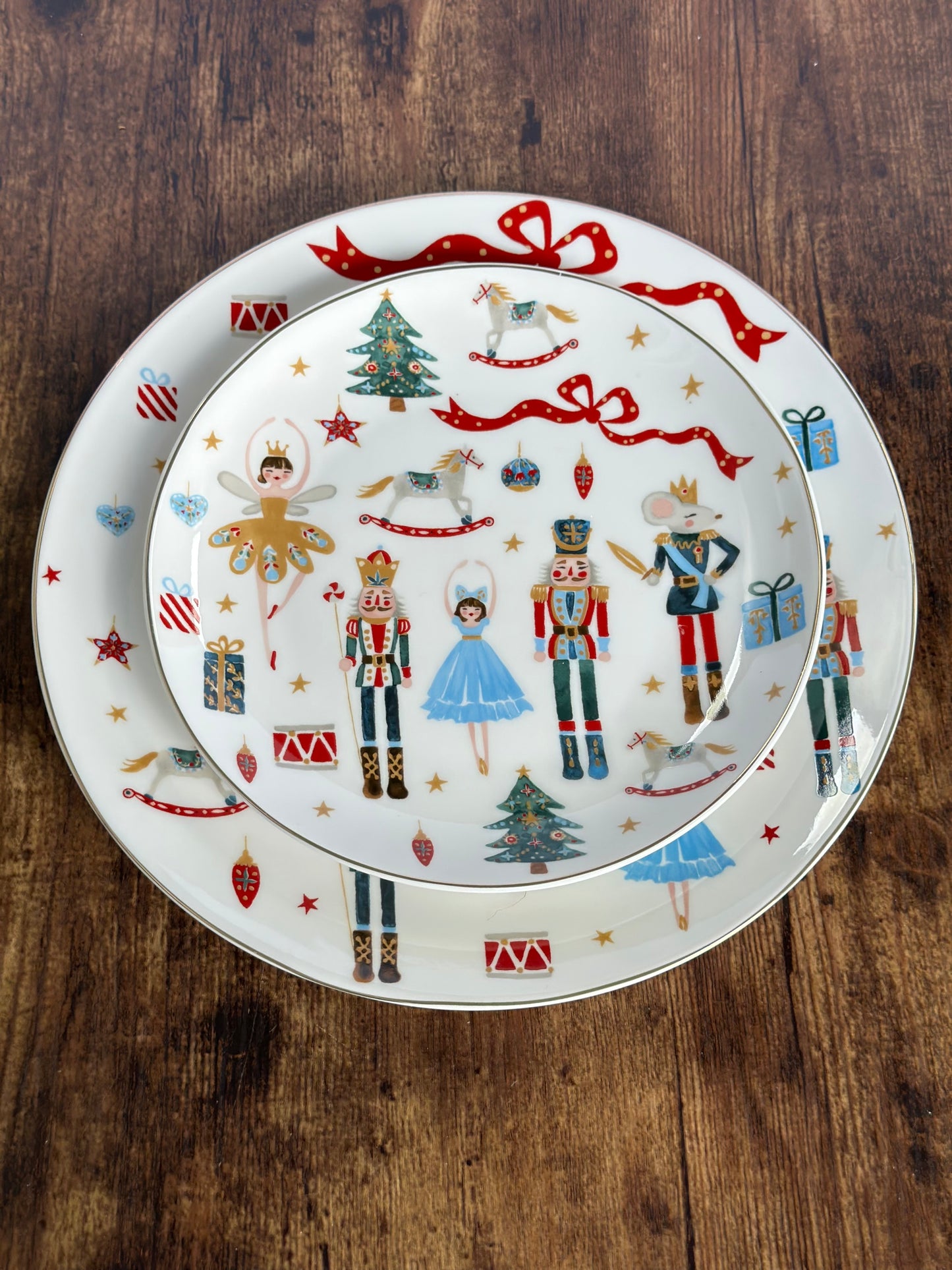 NA-VA-018  Vajilla Cascanueces con Moño & Arbol Rojo y Blanco Rayas y Puntos. 8 Puestos