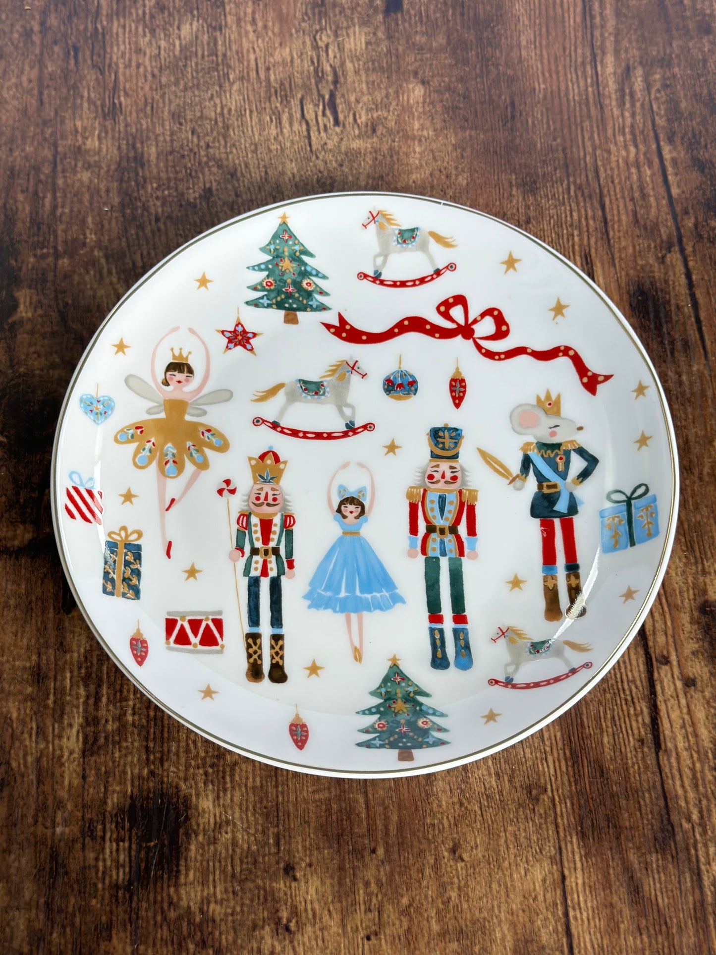 NA-VA-018  Vajilla Cascanueces con Moño & Arbol Rojo y Blanco Rayas y Puntos. 8 Puestos