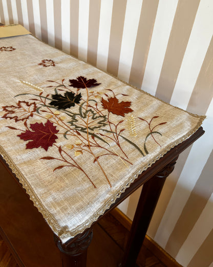 OT-CA-004 Camino de Mesa Natural Hojas Otoño Vino y Verde