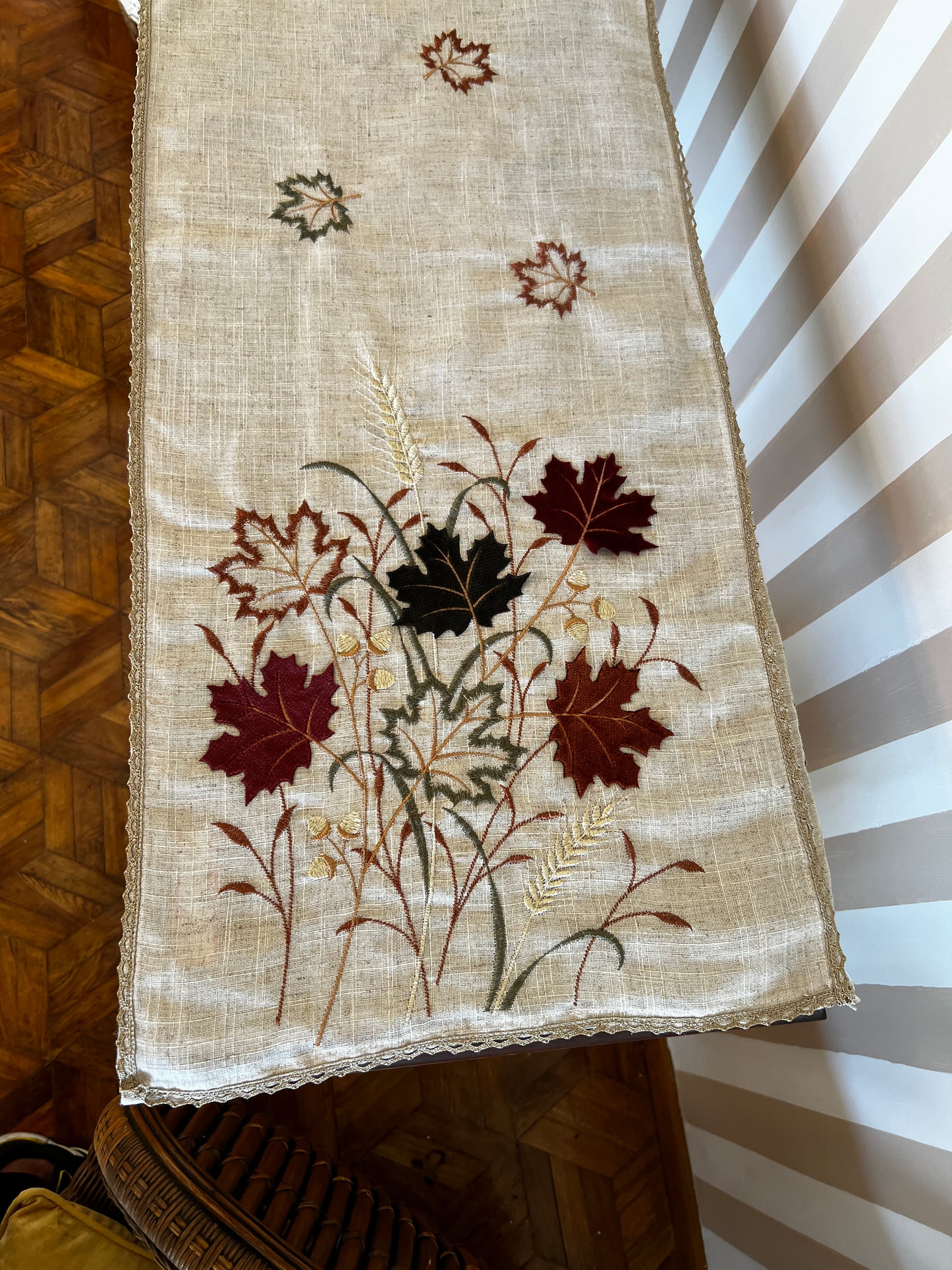 OT-CA-004 Camino de Mesa Natural Hojas Otoño Vino y Verde