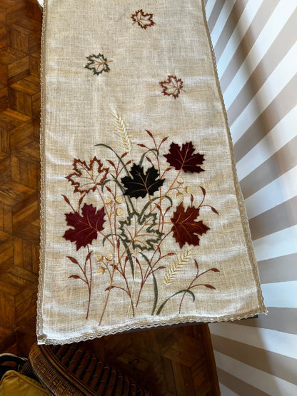 OT-CA-004 Camino de Mesa Natural Hojas Otoño Vino y Verde