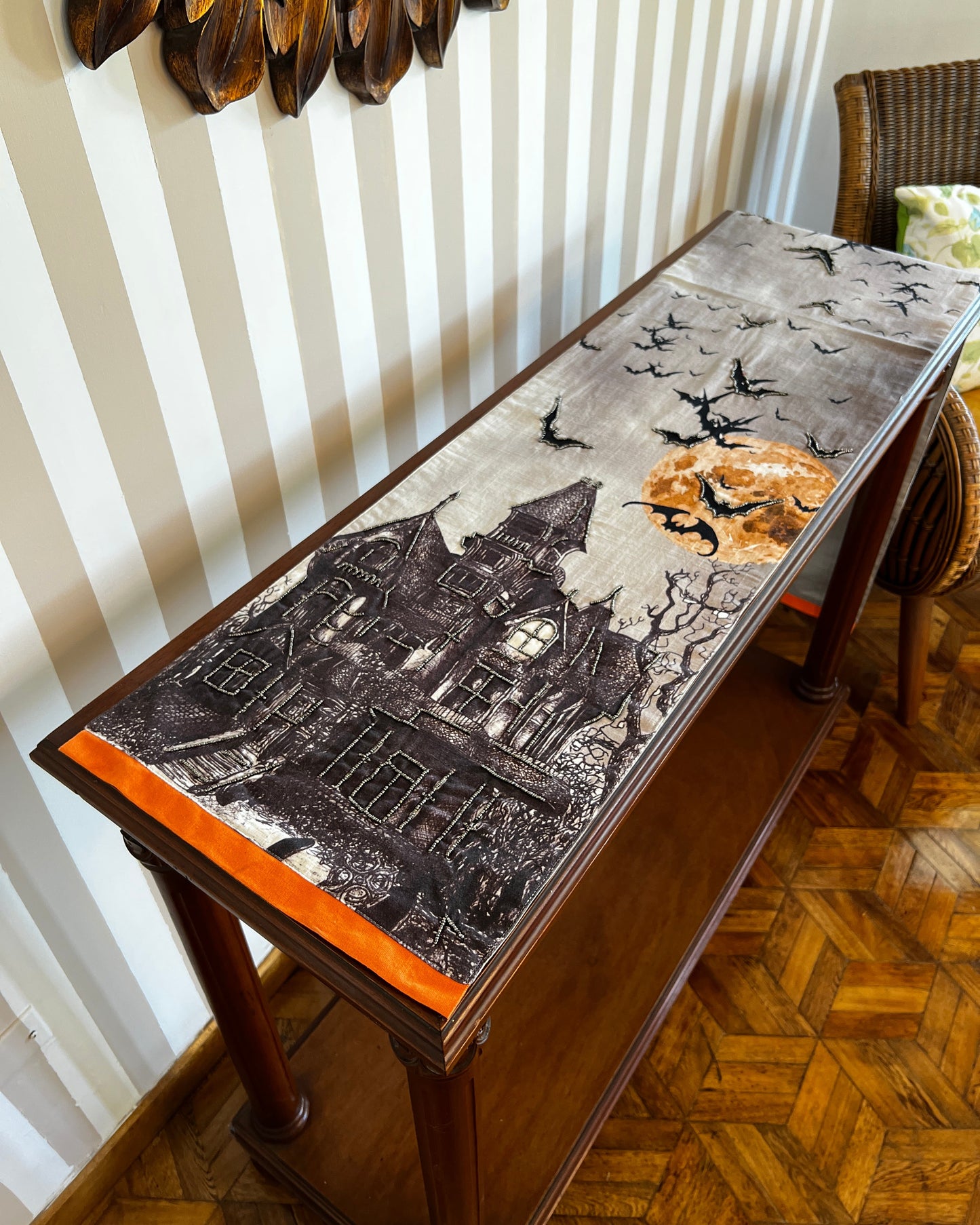 OT-CA-007 Camino de Mesa Castillo Transilvania Negro Otoño