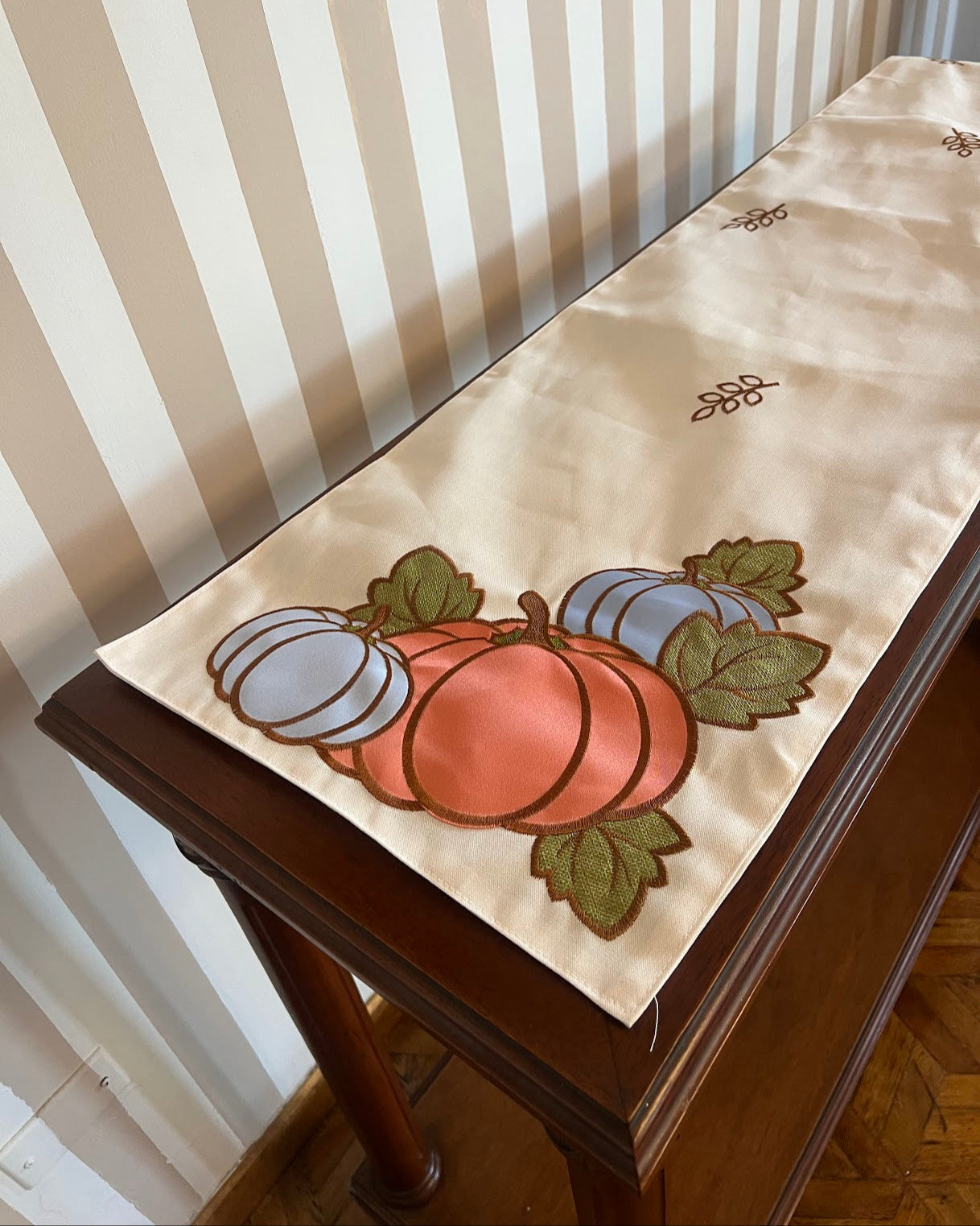 OT-CA-016 Camino de Mesa Calabazas en Satin Rebordado Otoño