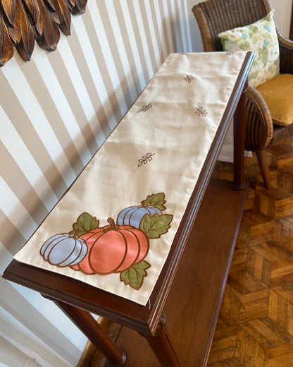 OT-CA-016 Camino de Mesa Calabazas en Satin Rebordado Otoño