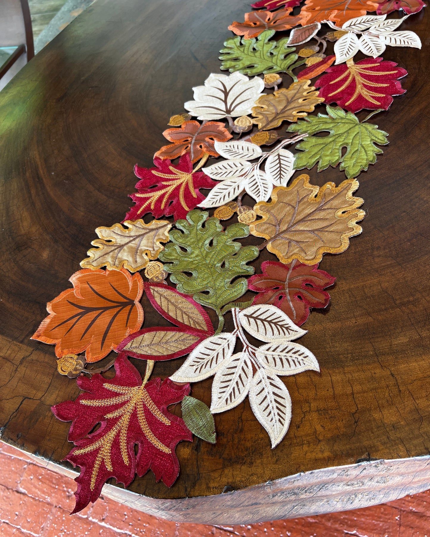 OT-CA-017 Camino de Mesa Hojas de Otoño Caladas