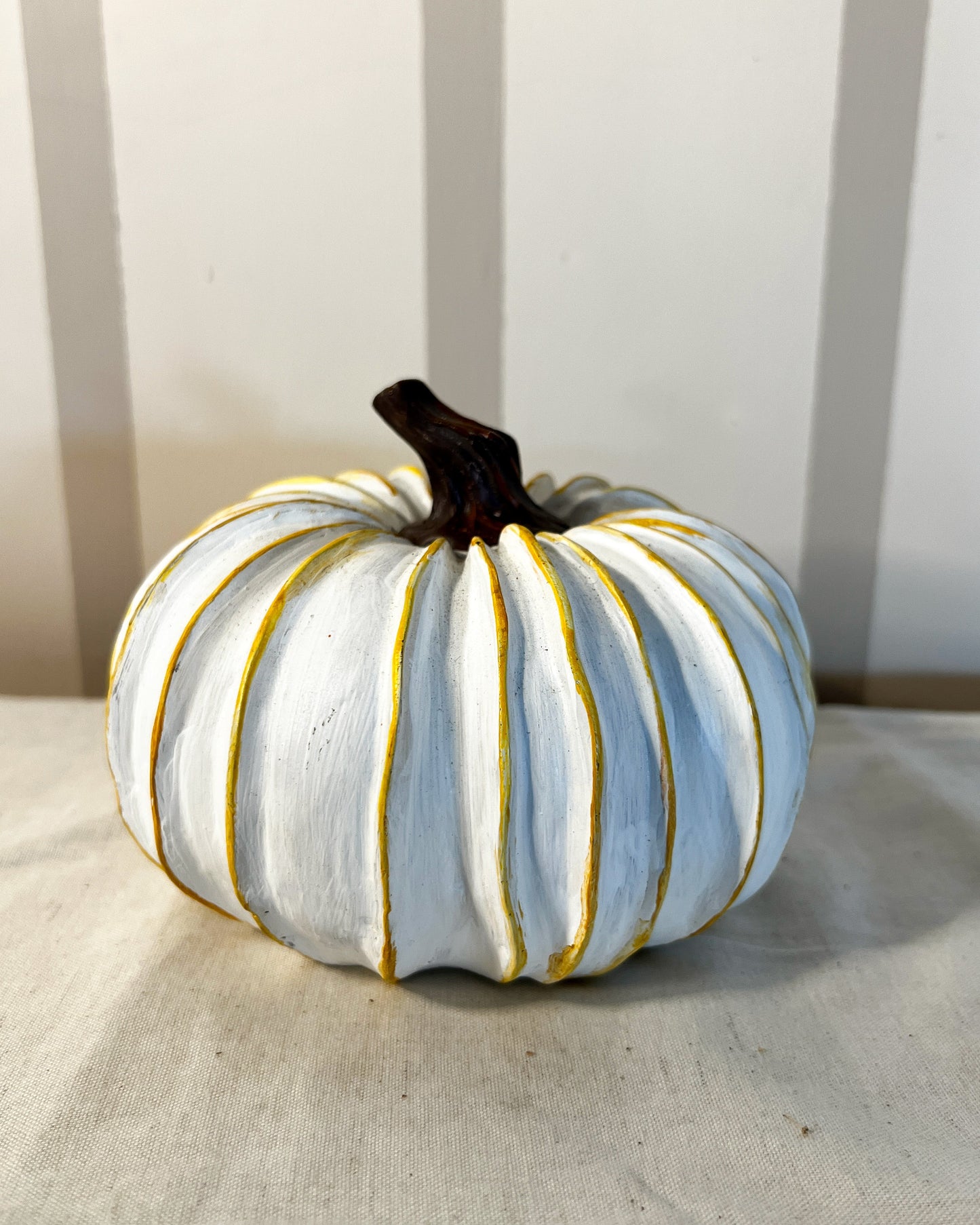OT-DE-013 Decoración Calabaza Blanca Rayas Doradas 13cm Otoño