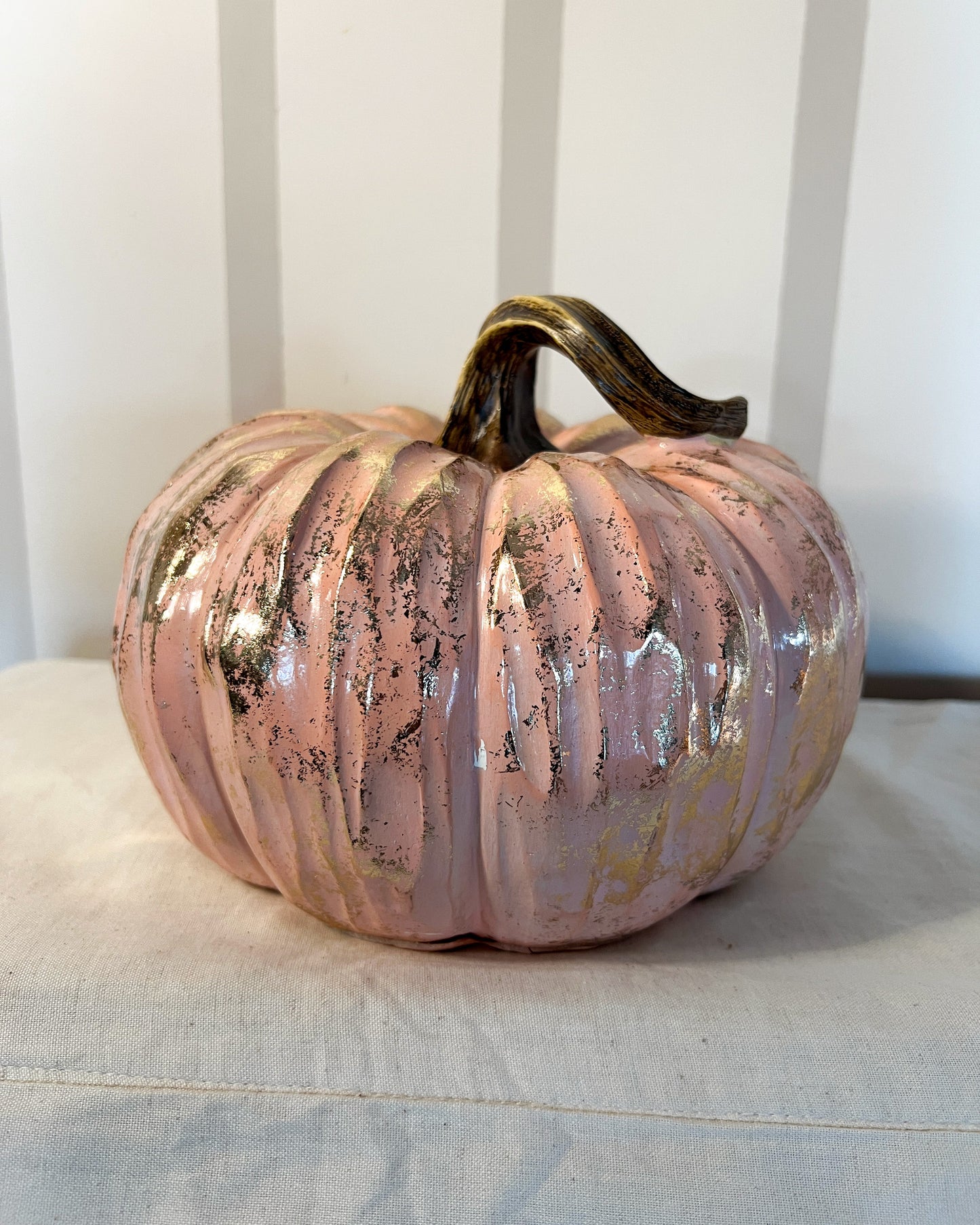 OT-DE-014 Decoración Calabaza Rosa con Dorado 20cm Otoño