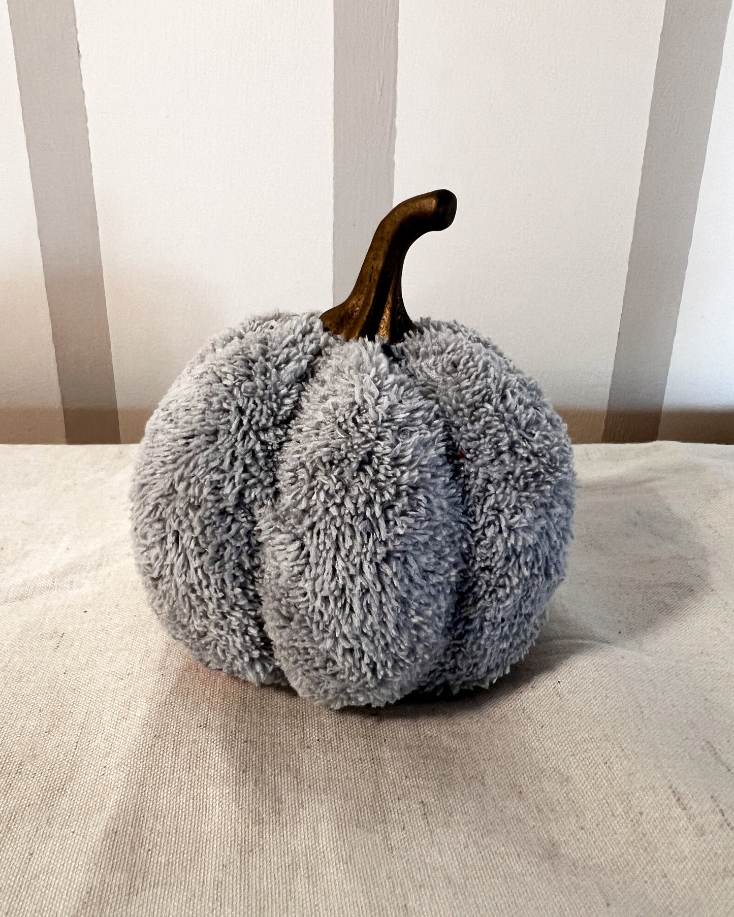 OT-DE-023 Decoración Calabaza Velvet Gris 9cm Otoño