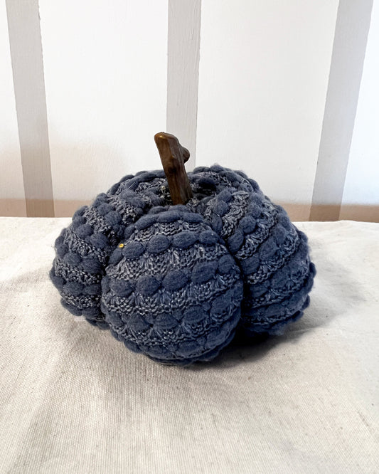OT-DE-026 Decoración Calabaza Azul Oscuro Tejida 9cm Otoño