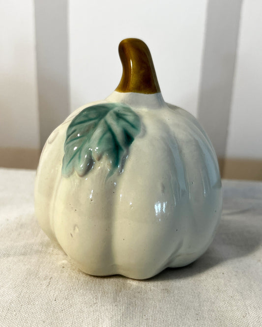 OT-DE-040 Decoración Calabaza Cerámica Blanca, Hoja Verde 7cm Otoño