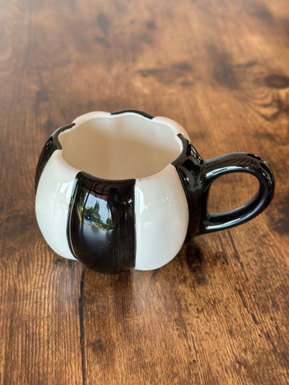 OT-JT-001 Taza en Forma de Calabaza Rayas Blancas y Negras. Set x 2