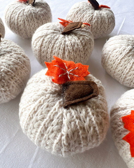 OT-MP-002 Marcadores de Puesto Caja Calabaza Crochet Otoño x 8